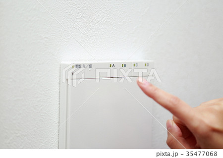 スイッチ (女性 ボディパーツ 顔なし コピースペース eco エネルギー 電源 節約 床暖房) 35477068