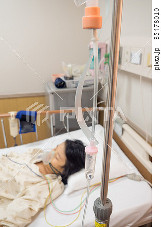手術を受けて入院中の子供 手術を受けて入院中の子供 35478010