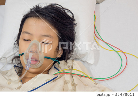 手術を受けて入院中の子供 手術を受けて入院中の子供 35478011