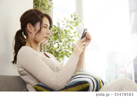 若い女性、日常シーン、スマフォ 35478583