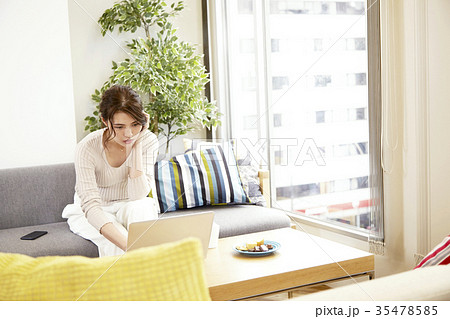 若い女性、日常シーン、在宅ワーク、働き方 若い女性、日常シーン、在宅ワーク、働き方 35478585