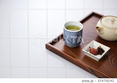 朝のお茶と梅干し 朝のお茶と梅干し 35479242