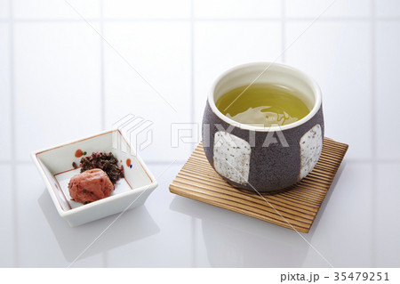 朝のお茶と梅干し 朝のお茶と梅干し 35479251