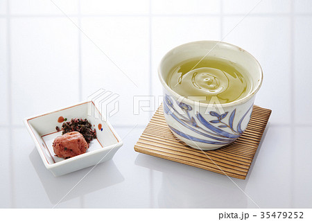 朝のお茶と梅干し 35479252