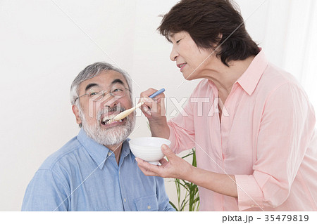 介護イメージ　介護拒否　拒食　虐待　食事介助　老老介護　 35479819