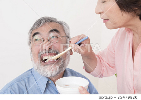 介護イメージ 介護拒否 拒食 虐待 食事介助 老老介護 介護イメージ 介護拒否 拒食 虐待 食事介助 老老介護 35479820