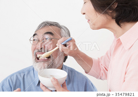 介護イメージ　介護拒否　拒食　虐待　食事介助　老老介護　 35479821