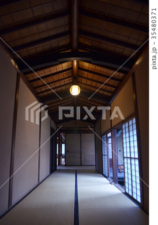 都立庭園【旧岩崎庭園】和館の廊下(畳) 都立庭園【旧岩崎庭園】和館の廊下(畳) 35480371