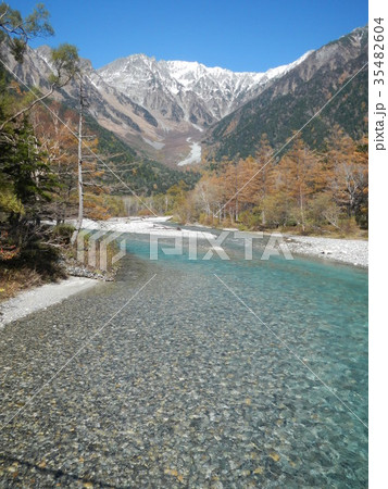 晩秋快晴の上高地の河童橋より穂高連峰を見上げる 35482604