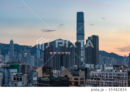 香港の高層ビル群の都市風景撮夕暮れの空 香港の高層ビル群の都市風景撮夕暮れの空 35482834