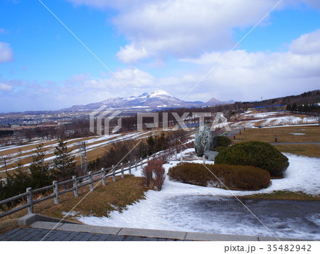 雪の有珠山 35482942