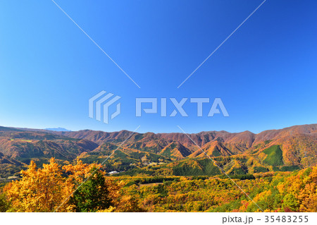 塩那スカイラインから観た紅葉に染まる塩原温泉の山々 塩那スカイラインから観た紅葉に染まる塩原温泉の山々 35483255