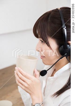 インカムをしてコーヒータイム インカムをしてコーヒータイム 35483996