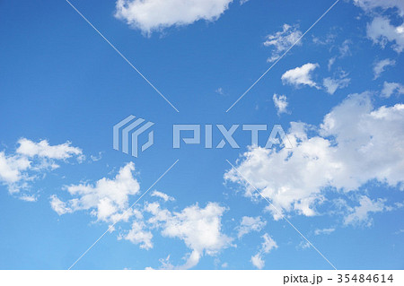 見上げる秋の空と雲の背景　コピースペース 　写真-画像 35484614
