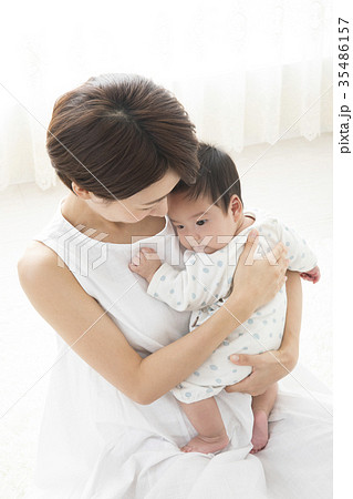 赤ちゃんを優しく抱く女性 35486157