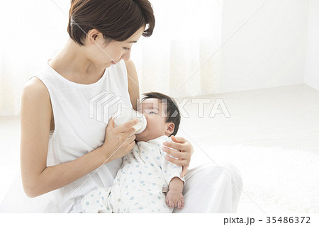 赤ちゃんを優しく抱く女性 赤ちゃんを優しく抱く女性 35486372