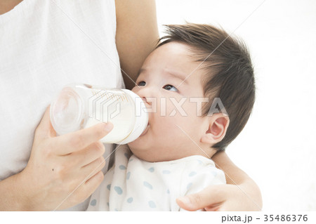 赤ちゃんを優しく抱く女性 赤ちゃんを優しく抱く女性 35486376
