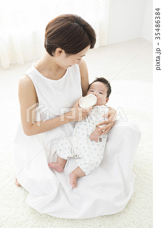 赤ちゃんを優しく抱く女性 35486384