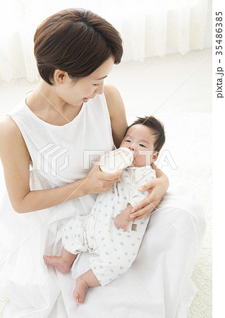 赤ちゃんを優しく抱く女性 35486385