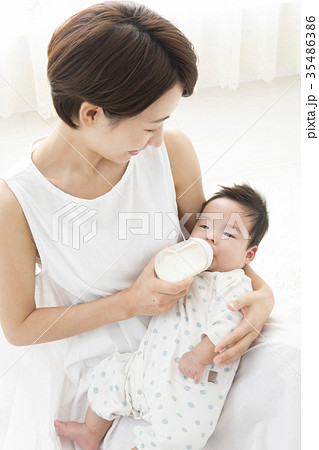 赤ちゃんを優しく抱く女性 赤ちゃんを優しく抱く女性 35486386