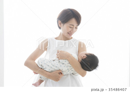 赤ちゃんを優しく抱く女性 赤ちゃんを優しく抱く女性 35486407