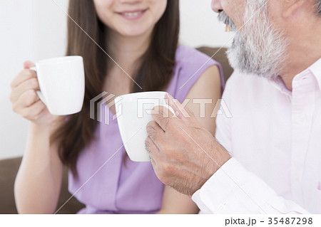 孫とお茶をするおじいちゃん　ボディパーツ　パーツカット　顔なし 35487298
