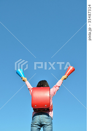 青空で応援する女の子（ランドセル、メガホン、後姿） 35487314