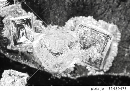 塩（塩化ナトリウム）の結晶ー顕微鏡写真 35489473