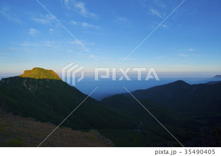 赤岳付近からの夜明けの眺め 35490405
