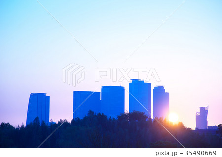 名古屋駅ビル群と日の出（2017年10月） 35490669