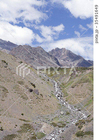 南米チリ中部の山岳地帯、リオジャンカルから見るアンデス山脈の険しい山々と雪解けの川 35491649