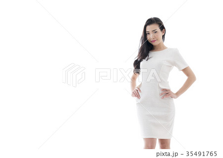 パネルの前に立つ若い女性 腰に手の写真素材
