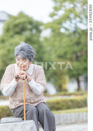 シニア 孤独 ネガティブイメージ シニア 孤独 ネガティブイメージ 35492890