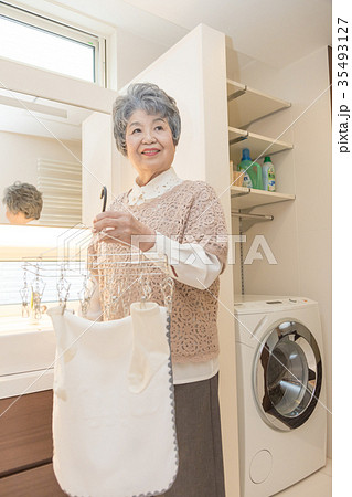 シニア女性　洗濯　 35493127