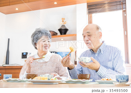 シニア夫婦　朝食 35493500
