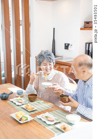 シニア夫婦　朝食 35493501