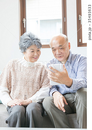 シニア 夫婦 オシドリ夫婦 タブレット シニア 夫婦 オシドリ夫婦 タブレット 35493633