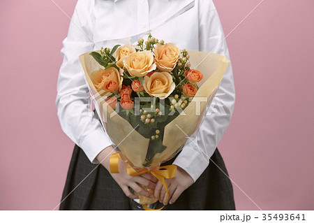 花束を持つ少女の写真素材