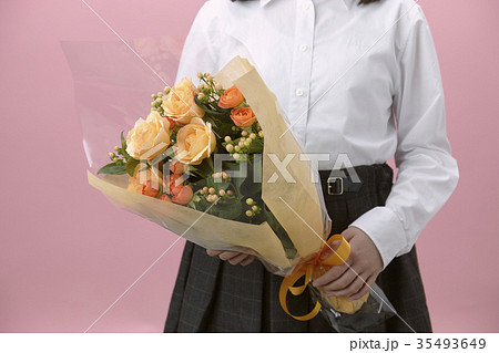 花束を持つ少女の写真素材