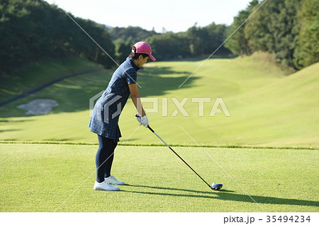 ゴルフをする女性 35494234