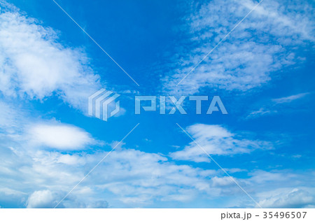 晩夏の空　秋の空　雲　コピースペース　広いコピースペース　汎用的な空のタグ 35496507