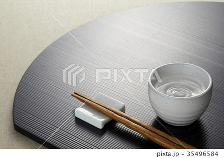 お盆とお箸と日本酒 35496584