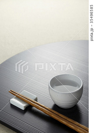 お盆とお箸と日本酒 35496585