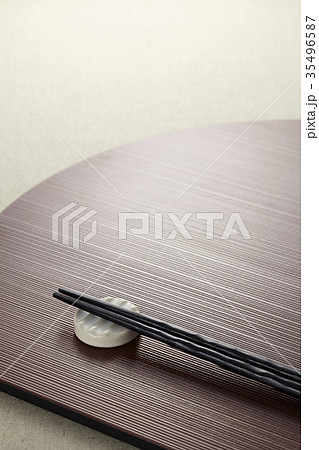 お盆とお箸 35496587