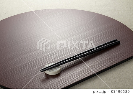 お盆とお箸 35496589