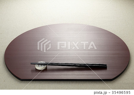 お盆とお箸 35496595