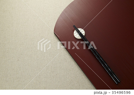 お盆とお箸 35496596