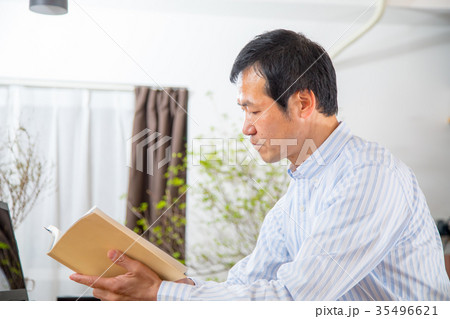 読書をする中年男性 ミドル世代 中高年 短髪の男性 カジュアル 普段着 男の人 読書をする中年男性 ミドル世代 中高年 短髪の男性 カジュアル 普段着 男の人 35496621