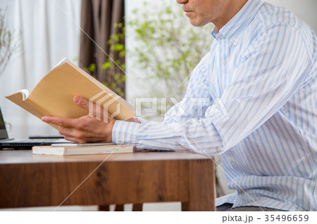 読書をする中年男性 ミドル世代 中高年 短髪の男性 カジュアル 普段着 男の人 読書をする中年男性 ミドル世代 中高年 短髪の男性 カジュアル 普段着 男の人 35496659
