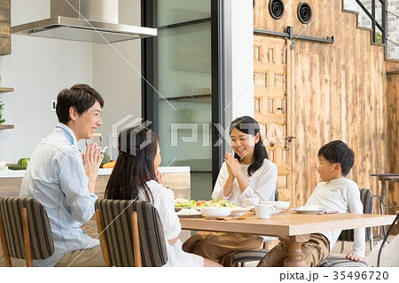 食事をする4人家族 父親 お父さん お母さん 母親 姉弟 生活感 食事をする4人家族 父親 お父さん お母さん 母親 姉弟 生活感 35496720